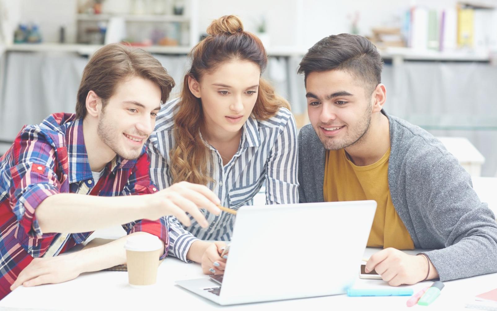 Professionnel consultant des rapports financiers